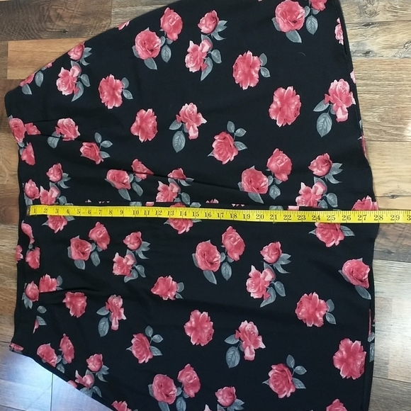 Knee Length Black Skirt with Red Roses - Plus size 3X - Button Front - NWT - Picture 4 of 12